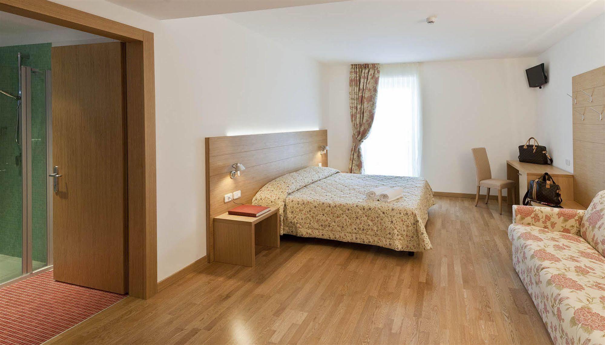 Hotel Romanda Levico Terme Luaran gambar